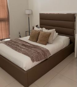Modern Bedroom Set / Juego de dormitorio moderno