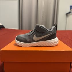 Nike Revolution Size 6C