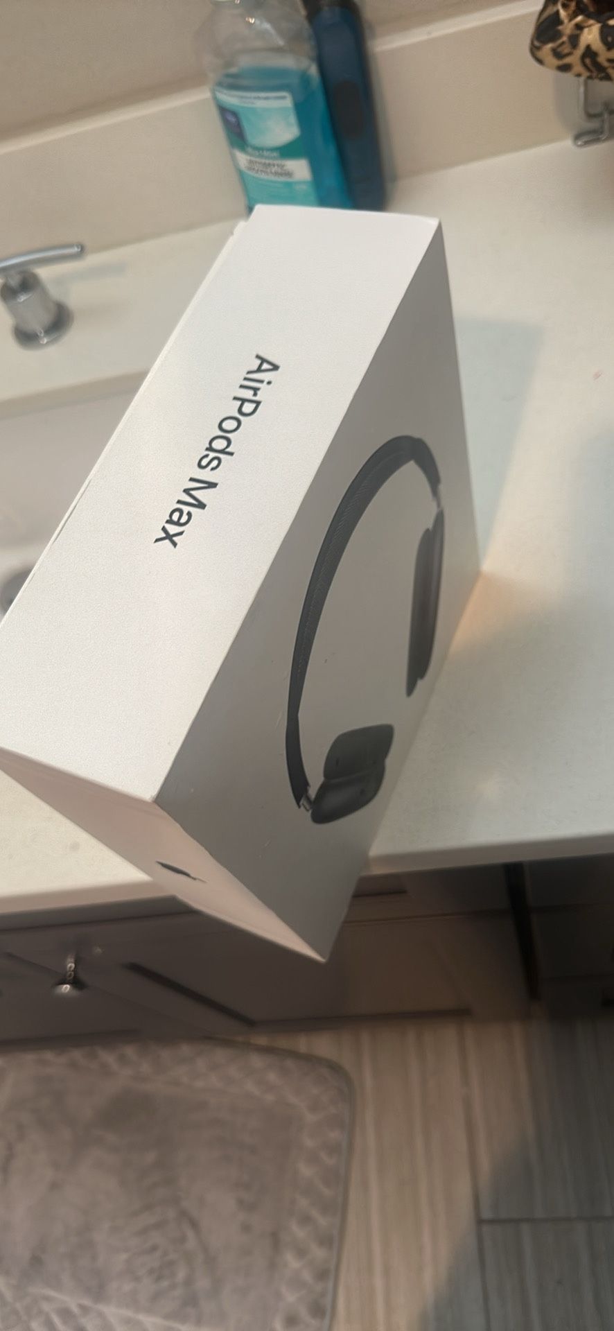 Black airpod maxes