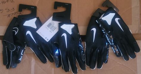 Brand New
Nike Vapor Jet Black White Football Gloves Youth Sizes Medium, Large