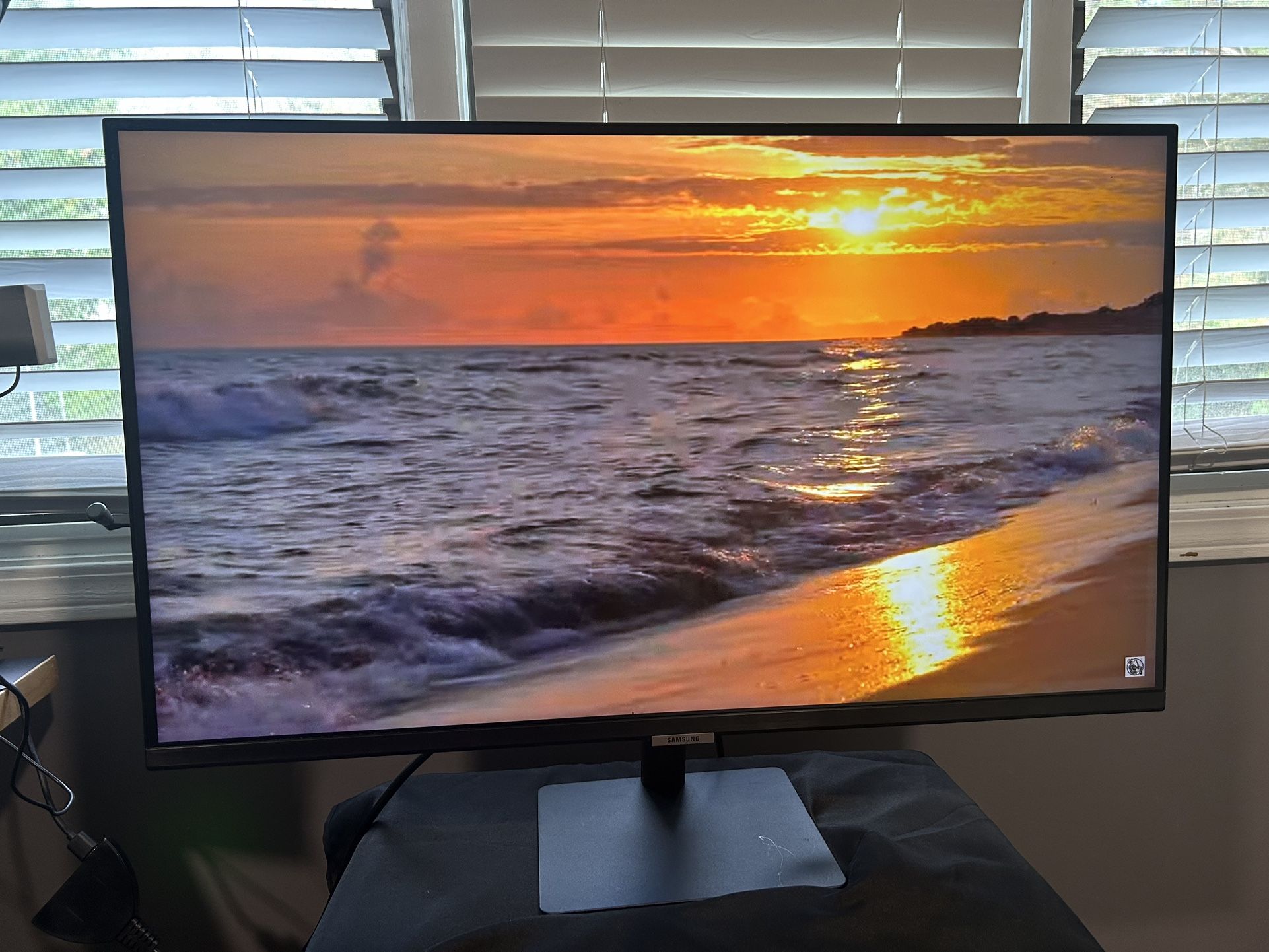 monitor 32 Samsung s32 a700nwn like new ,