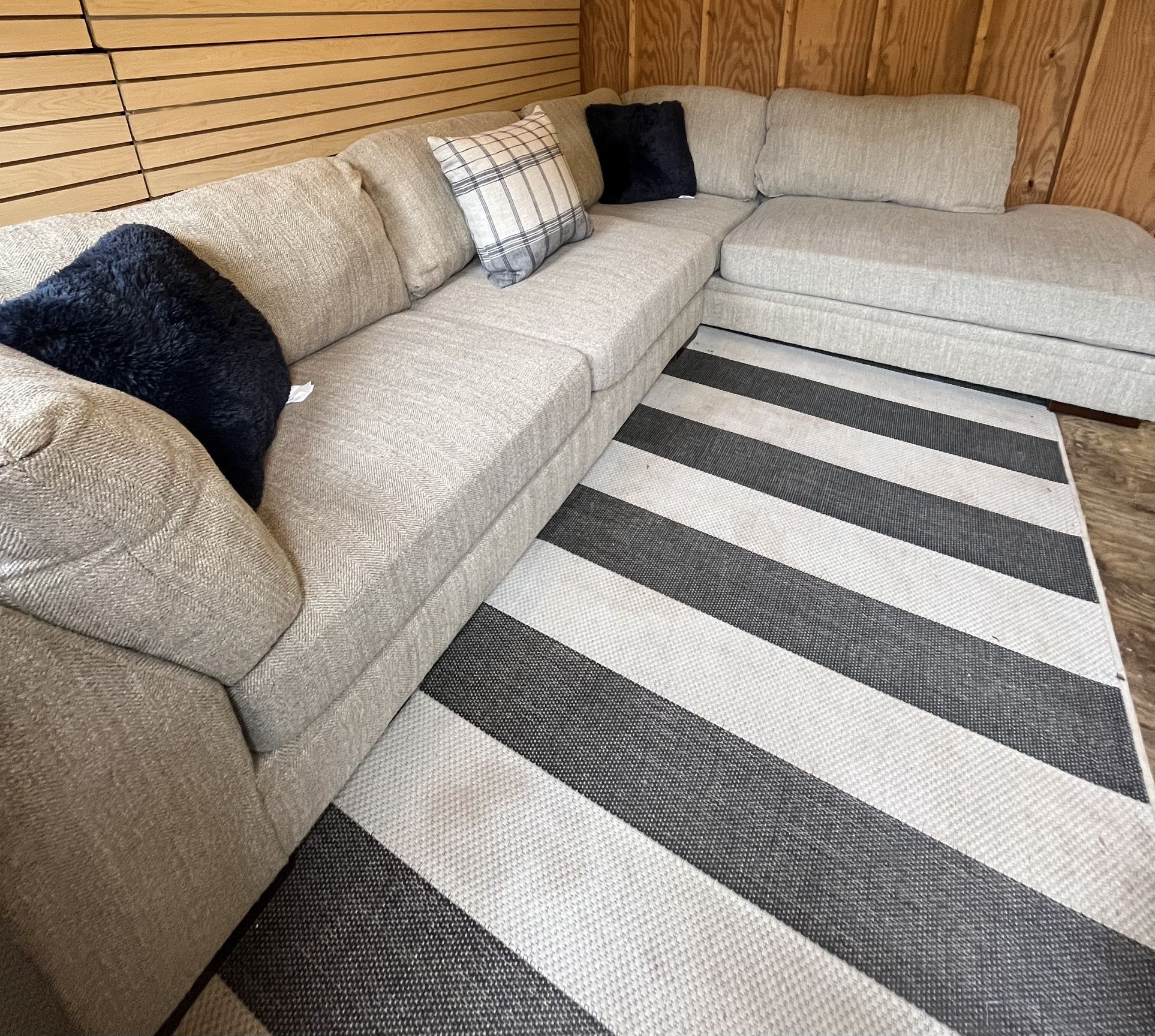 Ashely Sectional Couch (can Deliver)