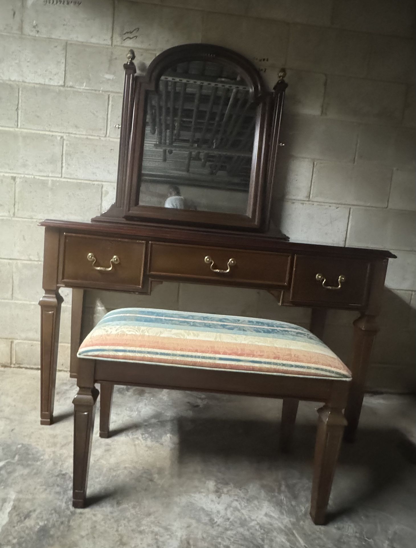 Vanity / Desk Good Condition Asking For $150