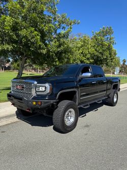 2017 GMC Sierra Denali Crew Cab 4x4 Long Bed 6.2