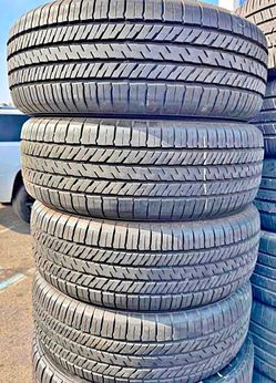 225 60 17 Yokohama tires Con 80% de Vida Las 4