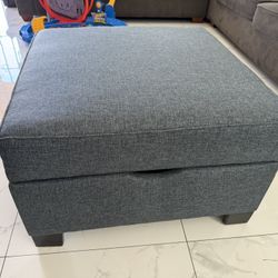 New ottoman gray size 30”x 30” x 19 top with storage asking $125 thank you