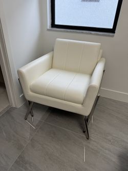 Silla De Piel Blanca Hueso Con Patas Cromada Grande Para Habitación