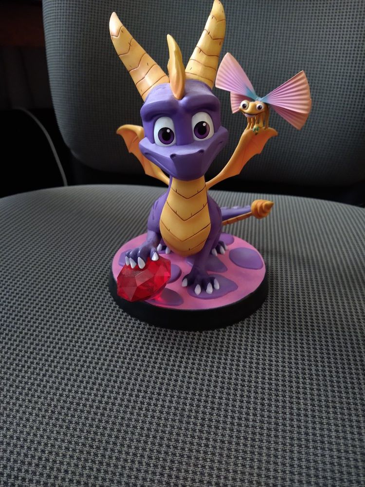 Spyro and sparx Statue, exclusive edition
