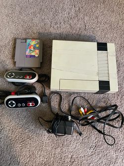 Nintendo NES Console with 2 Controllers and 1 Game