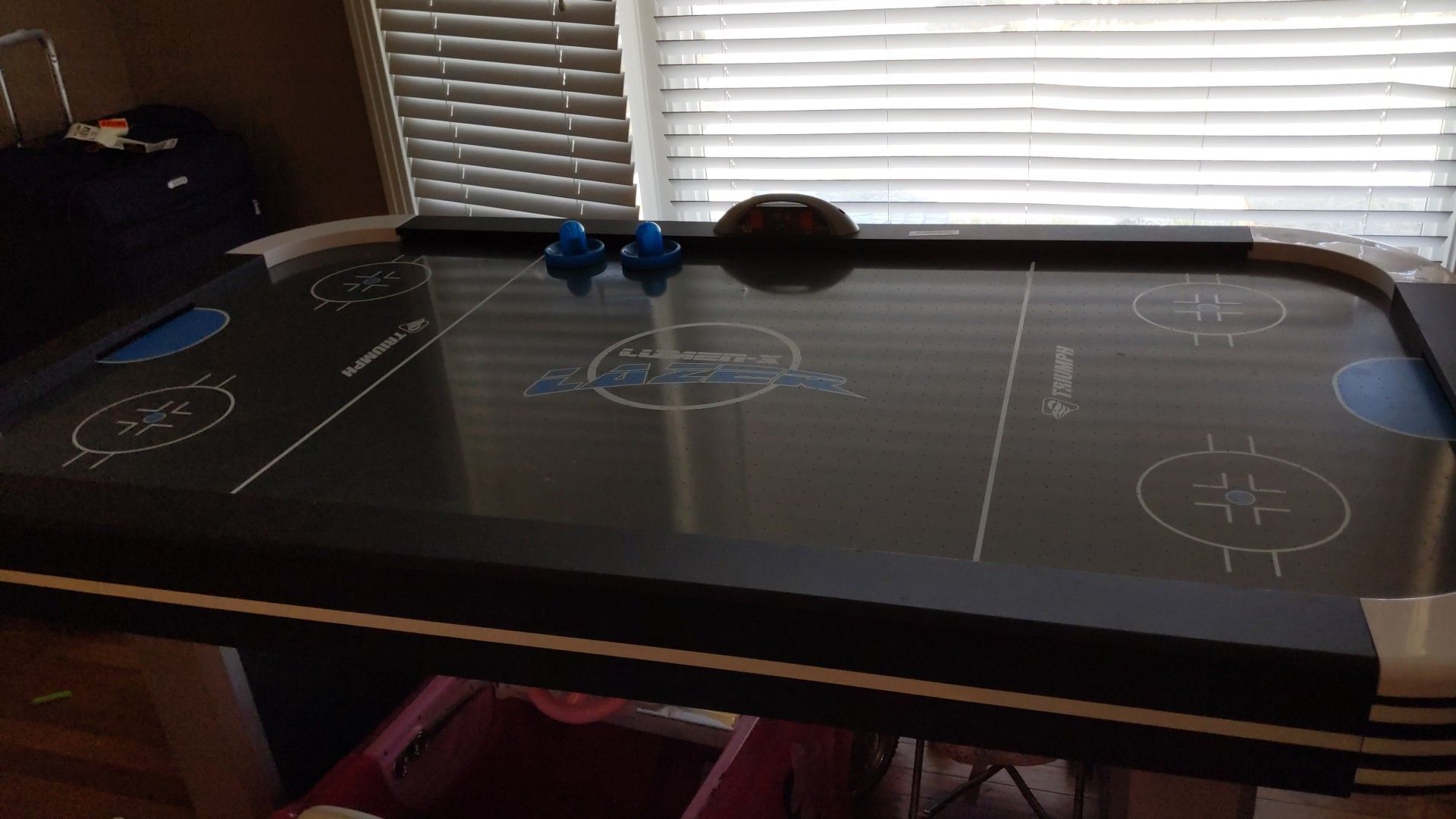 Air hockey table