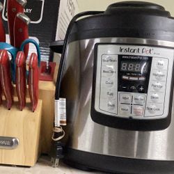 Insta Pot With Knives And Block $35