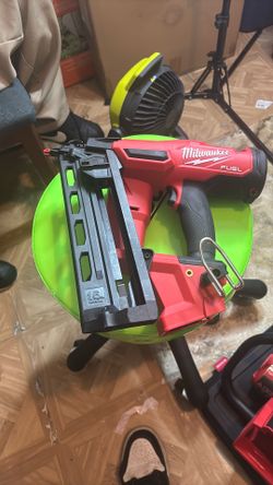 Milwaukee 2841-20 18V 16-Gauge Angled Nail Gun (Tool Only)