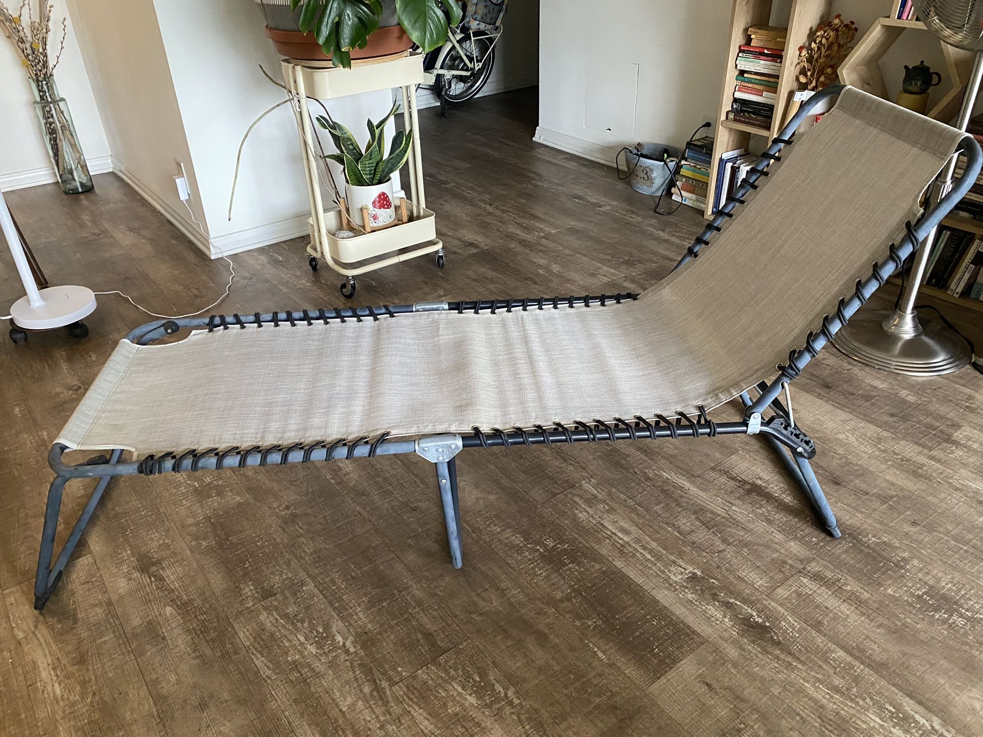 Folding lounge beach chair