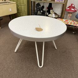 Round mid century coffee table side table w/ Formica boomerang design