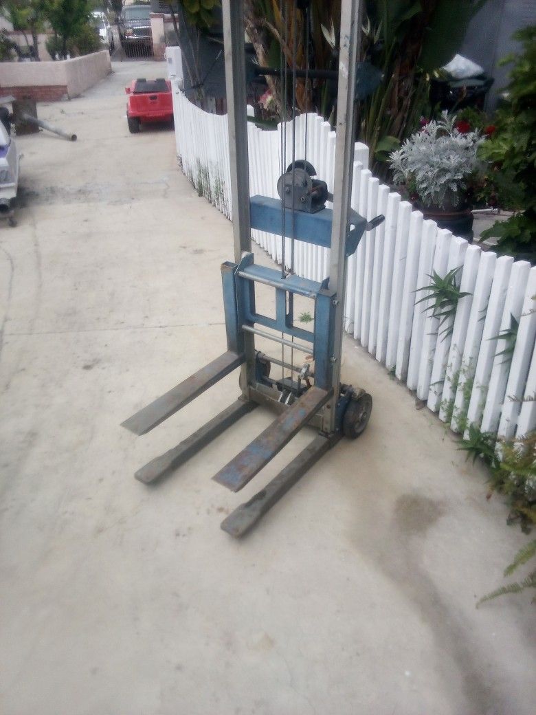 Manual Forklift 2500 Lb Lift 