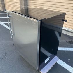 Summit 5.5 CU. Feet refrigerator commercial/refrigerador comercial de 5.5 pies cubicos marca Summit 