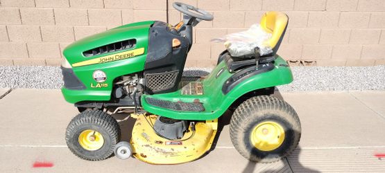 JOHN DEERE LA115 RIDING LAWN MOWER.