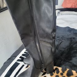 *NWT* Size 7 Black ZIP Up Boots