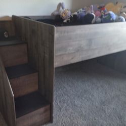 TWIN BED WITH LOWER LOUNGE