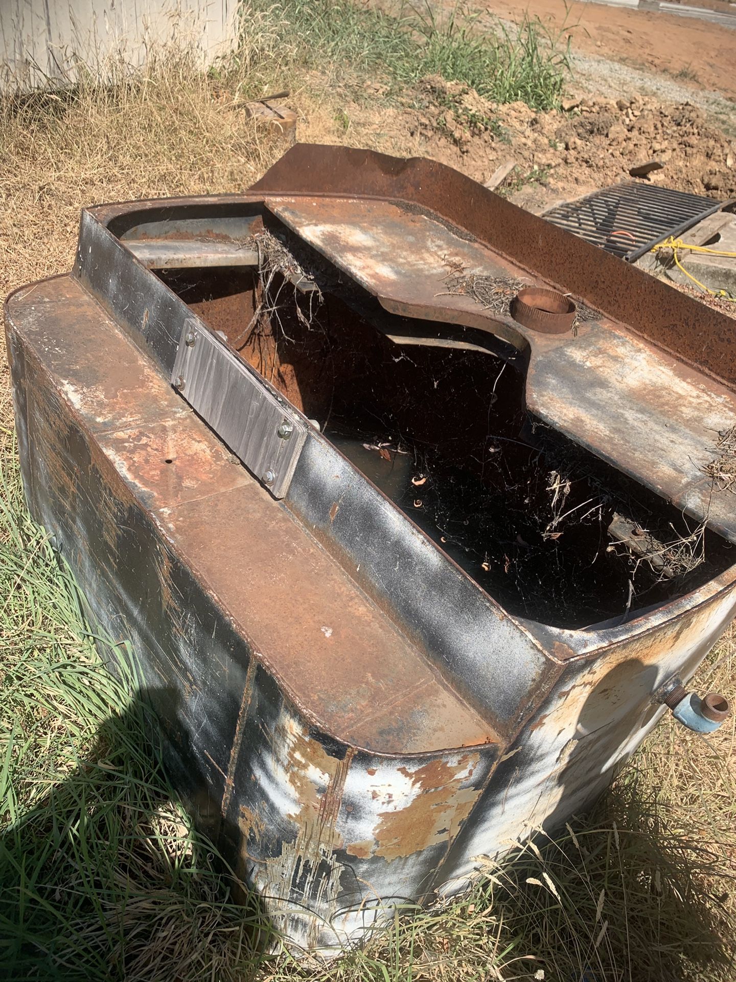 Marine outboard boat motor testing tub holds water/Exhaust vent for