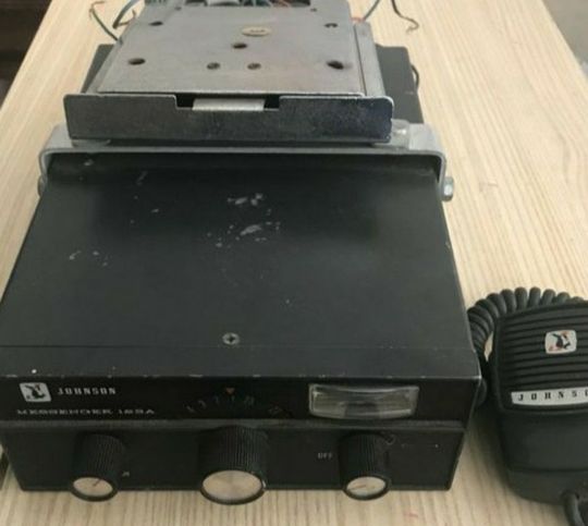 Johnson MESSENGER 123A CB Radio With Mic + Attachments