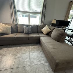 Elegant & Cozy Sectional Sofa - Seats 5 Comfortably 