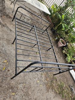 Cama Queen  No Mattress  Nueva $80