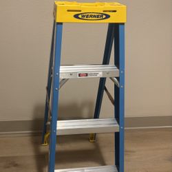 Werner 4 Ft Fiberglass Step Ladder 