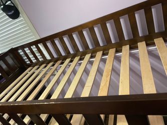 Cama litera de madera con colchones