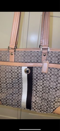 Coach Purse ( BEST OFFER TAKES IT)
