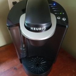 Brand New Keurig coffee maker single cup brewer comes with new in box reusable filter & pods. Never used, only plugged in for the picture...