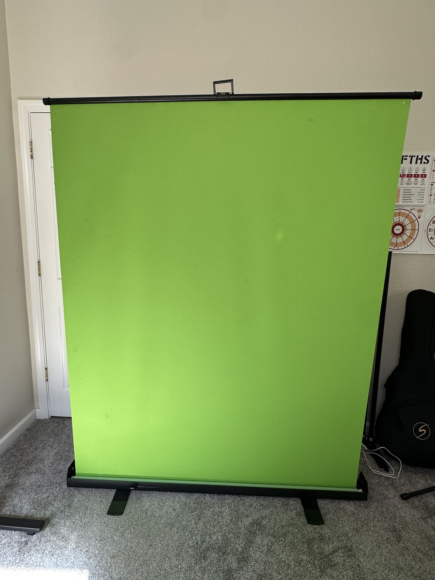 Neewer 58” x 71” retractable green screen with auto-lock base