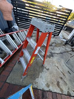 Ladder Lousville ladder 🪜  4 foot ladder  Has a magnetic area on top to hold your screws or tools  scissor ladder