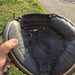 Adidas "YOUTH"Youth Catchers Glove. Located In Glendora 