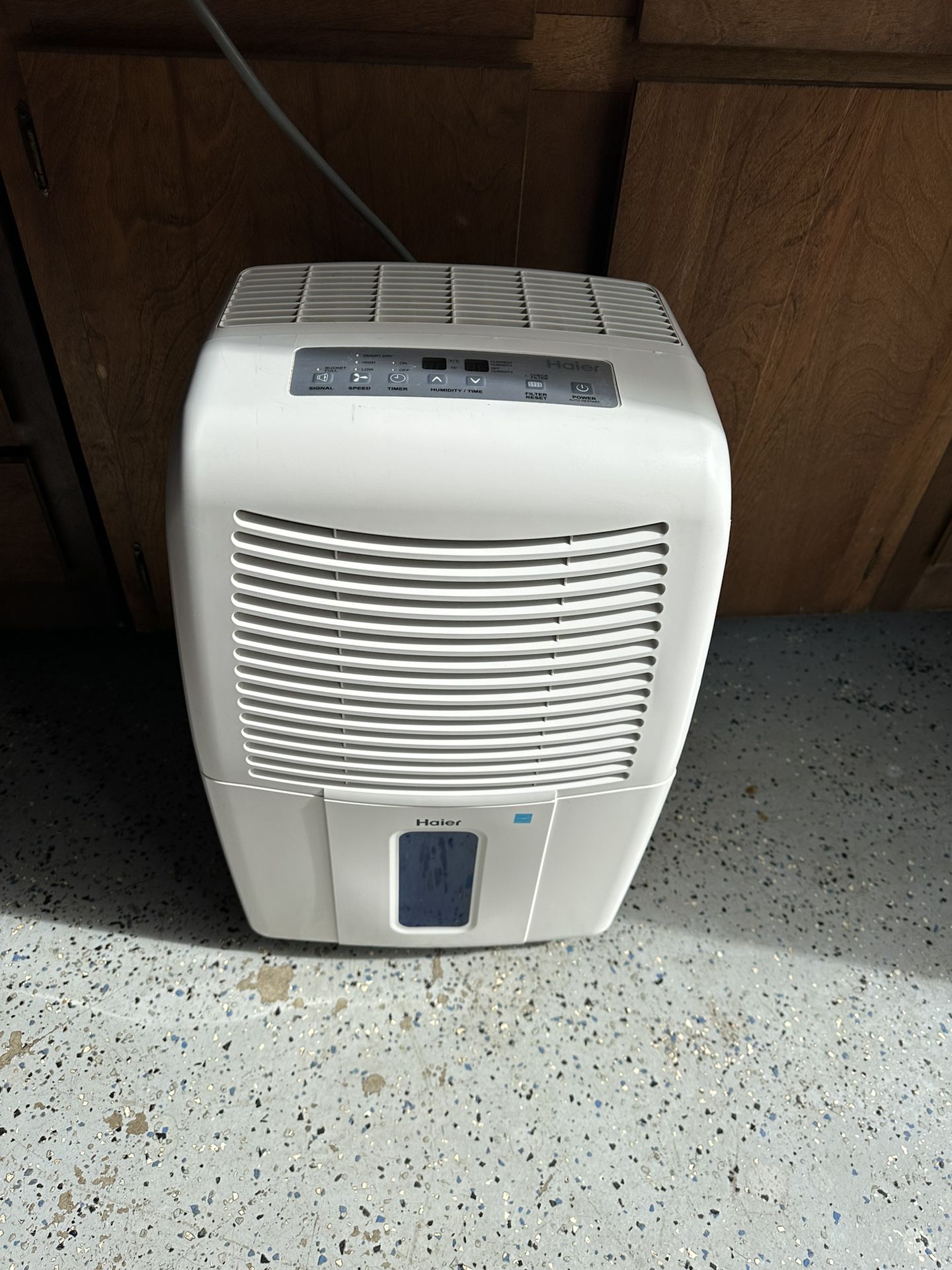 Haier DE65EM Dehumidifier for Basements w/Drain DE65EM-L in excellent ...