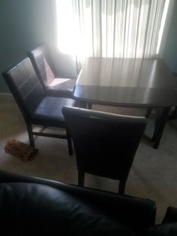 Table W 4 Leather Chairs