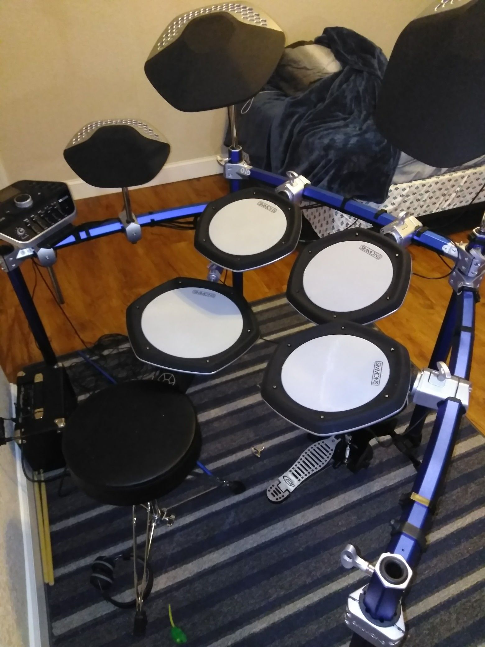 Simmons SD2000 5-piece drum set.