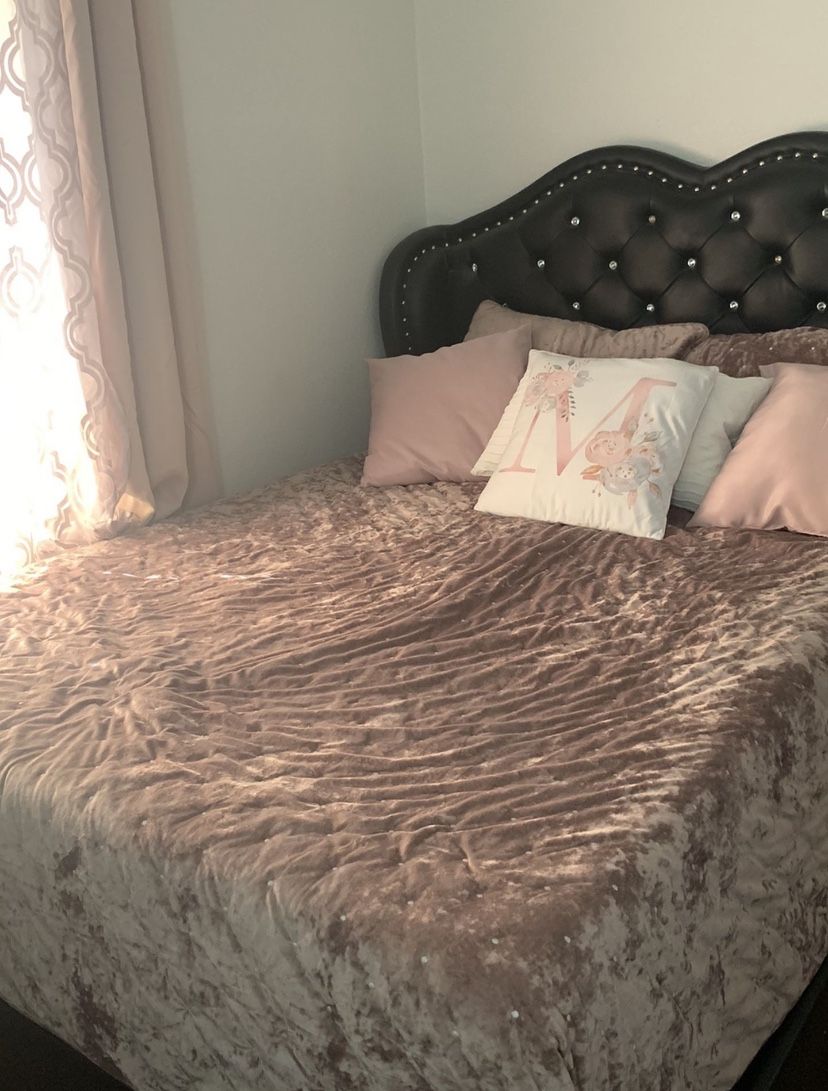 Queen Bed Bedroom set Dresser Black with Bling Rhinestones Tufted headboard Faux Leather