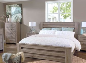 Queen Bedroom Group with Dresser