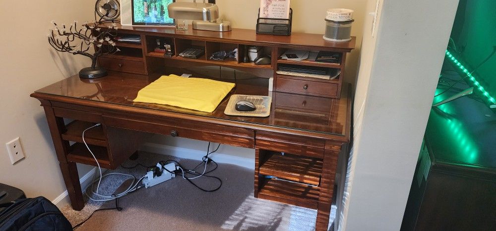 Office Desk w/hutch