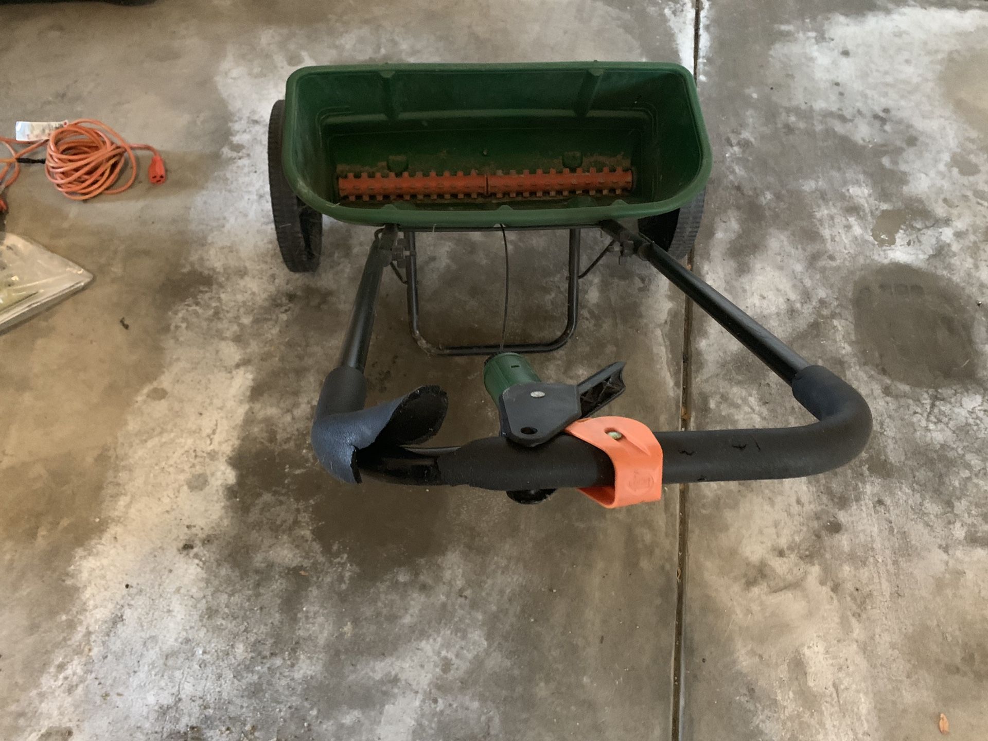 Scotts AccuGreen 3000 lawn spreader for Sale in Algonquin, IL OfferUp