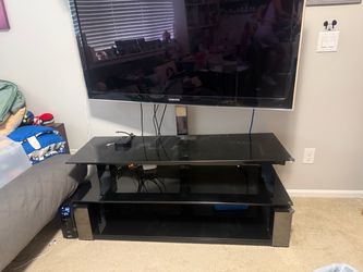 Entertainment shelf with swivel tv attachment