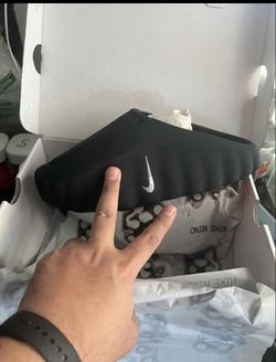 Black Nike minds