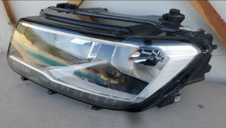 2018 -2021 VOLKSWAGEN TIGUAN LEFT
HEADLIGHT DRIVER SIDE HALOGEN
GENUINE USED OEM. XX1