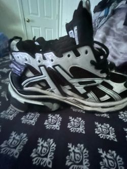 black n white balenci runners