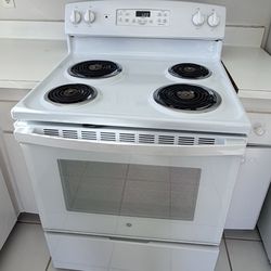 🔹 GE Electric Stove / Range – White – $350
