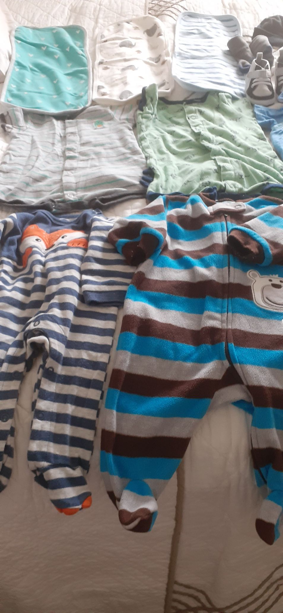 Baby Clothes (0-3 and 3-6)ropa de bebe en buena condiciones todos por $22