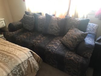 Couch for Sale ! With 6 pillows