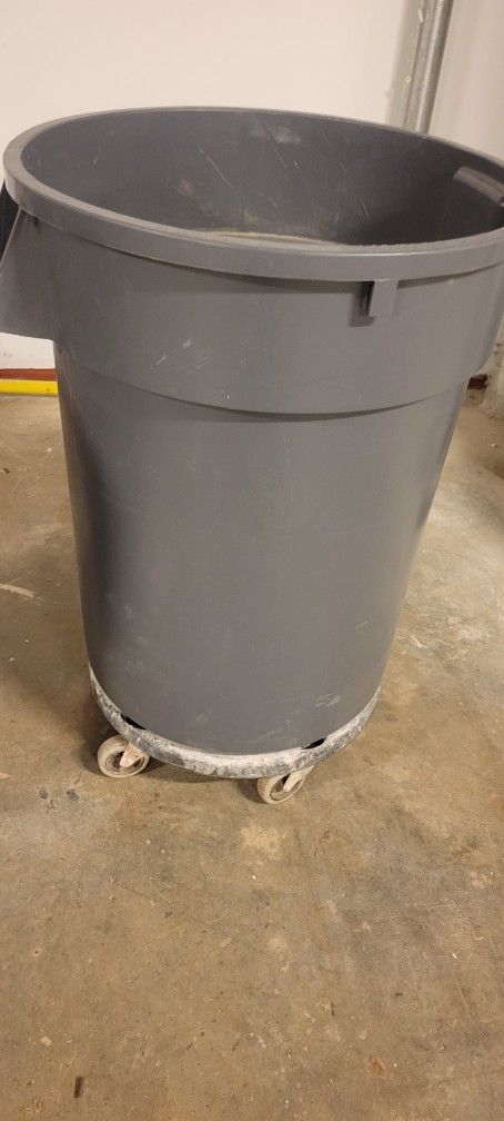 32 Gallon Continental Huskee Container