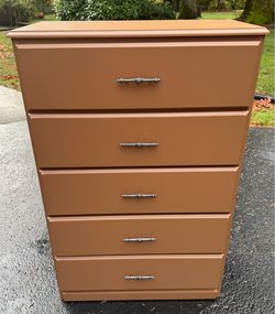 Nice Vintage 5 Drawer Dresser
